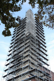 Der Turm, vollständig eingerüstet, PK Lohkirchen