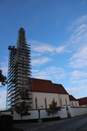 Der Turm, vollständig eingerüstet, PK Lohkirchen