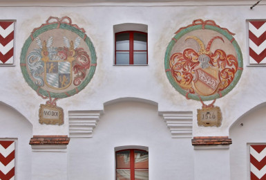 Fassade Nord, Wappen